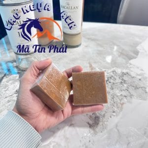 Cao mèo đen có màu nâu sẫm đến đen